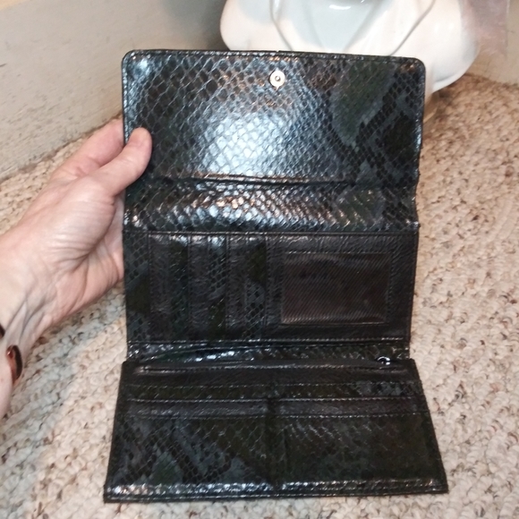 Kenneth Cole Reaction Black Snakeprint Faux Leather Wallet - Picture 10 of 14